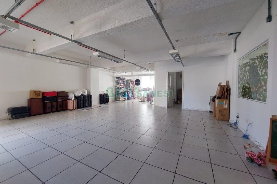 Sala com 430m², no bairro Centro em Caxias do Sul para Alugar