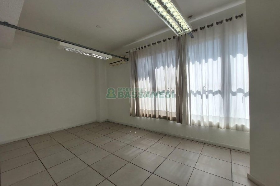 Sala com 430m², no bairro Centro em Caxias do Sul para Alugar