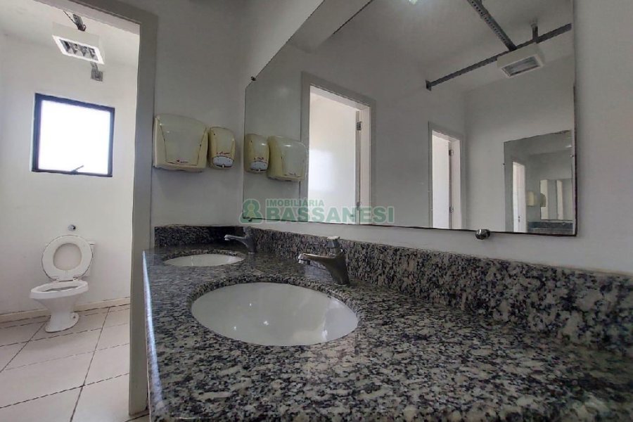 Sala com 430m², no bairro Centro em Caxias do Sul para Alugar