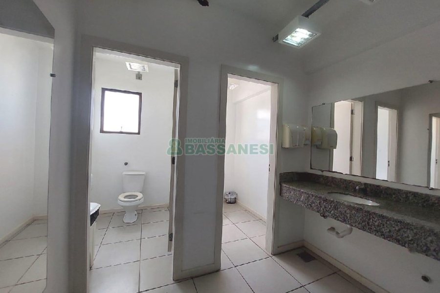 Sala com 430m², no bairro Centro em Caxias do Sul para Alugar