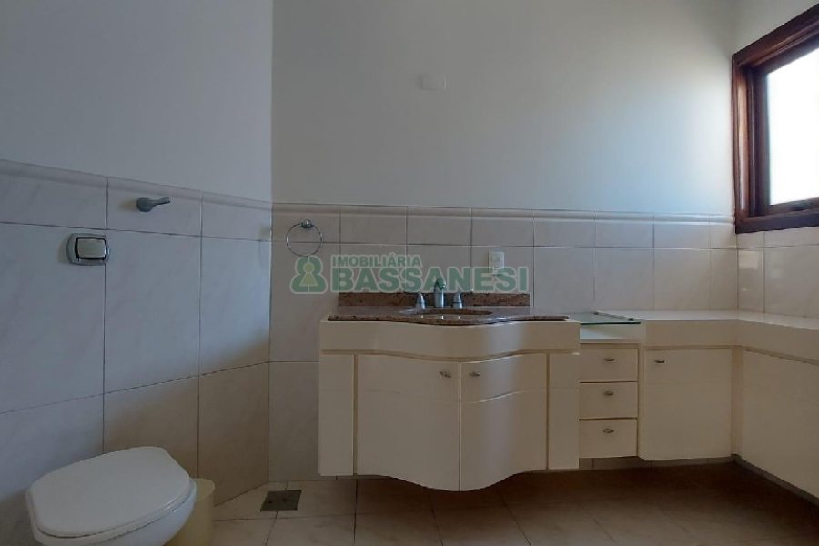 Sala com 430m², no bairro Centro em Caxias do Sul para Alugar