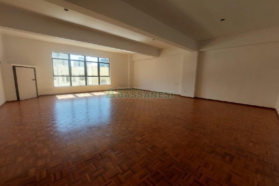 Sala com 430m², no bairro Centro em Caxias do Sul para Alugar