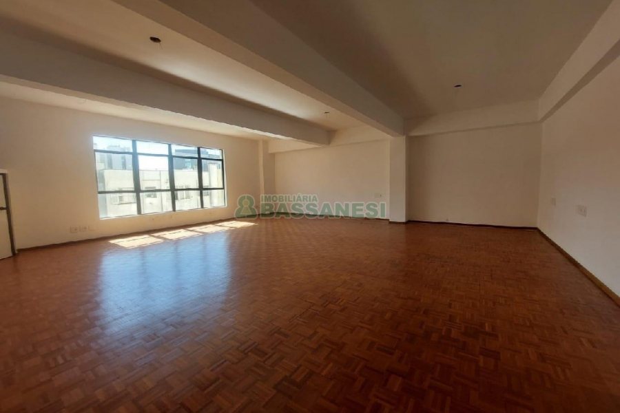 Sala com 430m², no bairro Centro em Caxias do Sul para Alugar