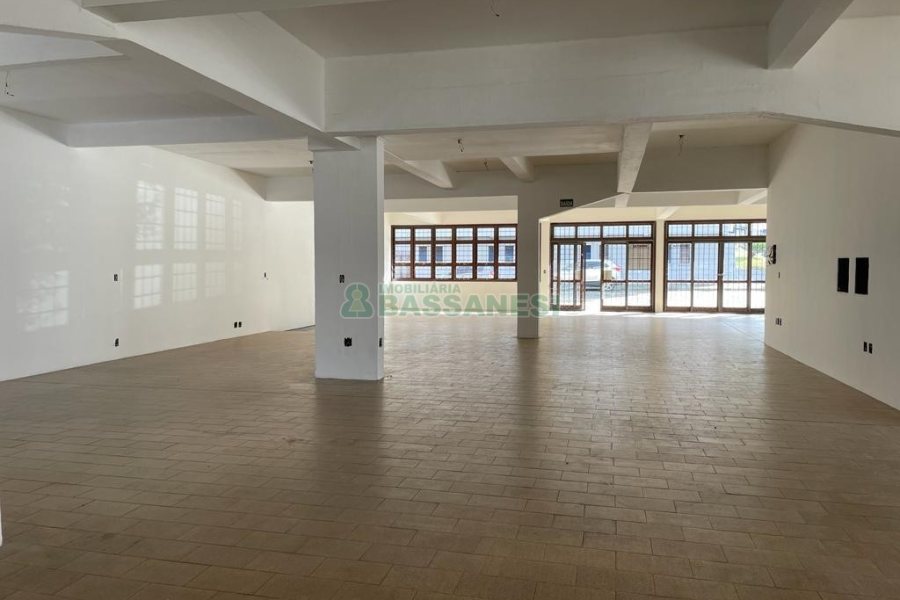 Loja com 500m², no bairro Medianeira em Caxias do Sul para Alugar