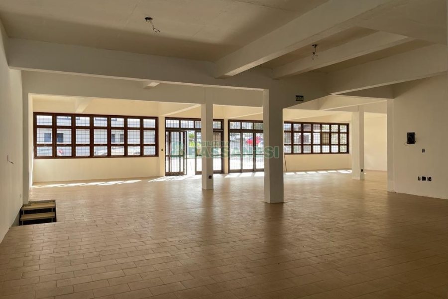 Loja com 500m², no bairro Medianeira em Caxias do Sul para Alugar
