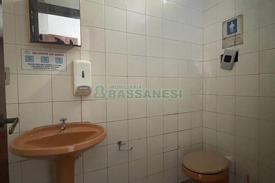 Loja com 500m², no bairro Medianeira em Caxias do Sul para Alugar