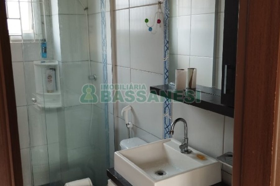 Casa com 77m², 2 dormitórios, 1 vaga, no bairro Salgado Filho em Caxias do Sul para Comprar