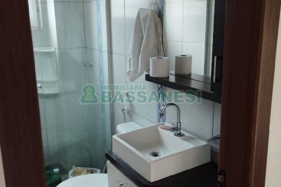 Casa com 77m², 2 dormitórios, 1 vaga, no bairro Salgado Filho em Caxias do Sul para Comprar