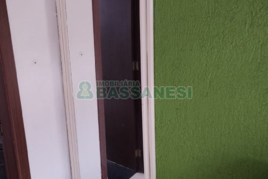 Casa com 77m², 2 dormitórios, 1 vaga, no bairro Salgado Filho em Caxias do Sul para Comprar