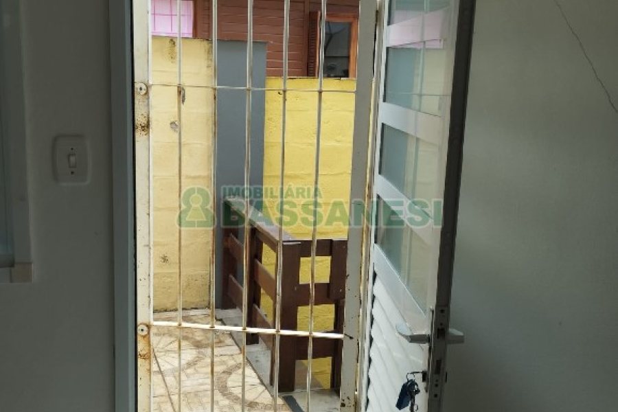 Casa com 77m², 2 dormitórios, 1 vaga, no bairro Salgado Filho em Caxias do Sul para Comprar