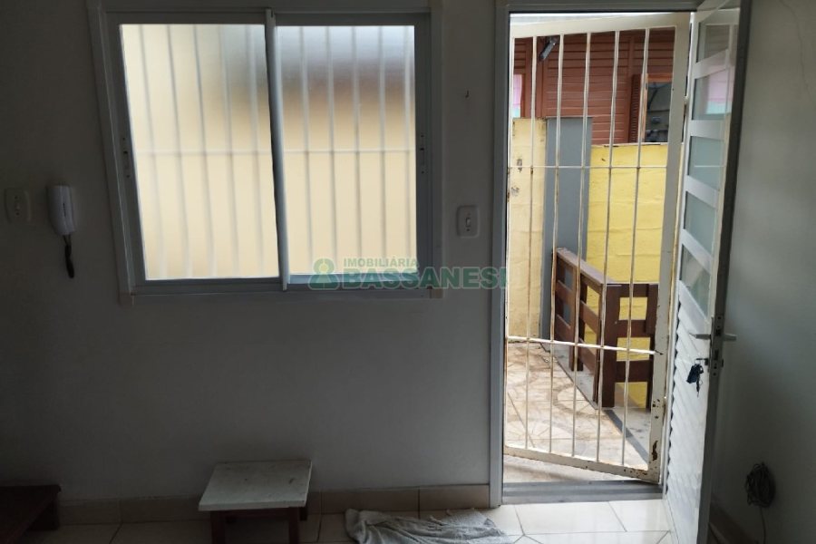 Casa com 77m², 2 dormitórios, 1 vaga, no bairro Salgado Filho em Caxias do Sul para Comprar