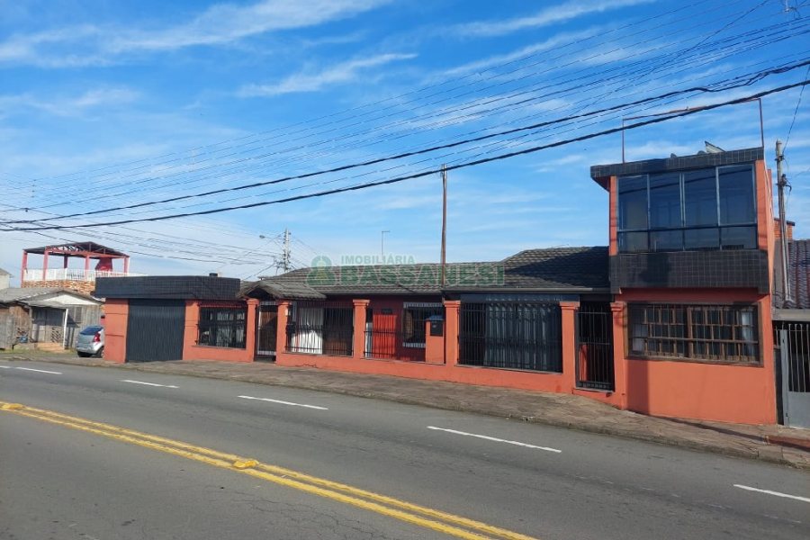 Casa com 256m², 5 dormitórios, 1 vaga, no bairro Esplanada em Caxias do Sul para Comprar