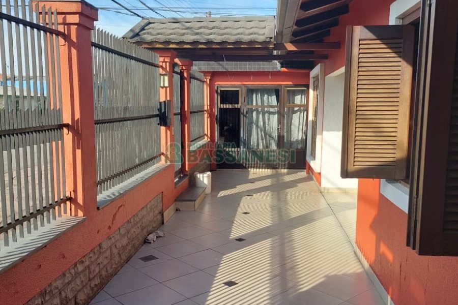 Casa com 256m², 5 dormitórios, 1 vaga, no bairro Esplanada em Caxias do Sul para Comprar