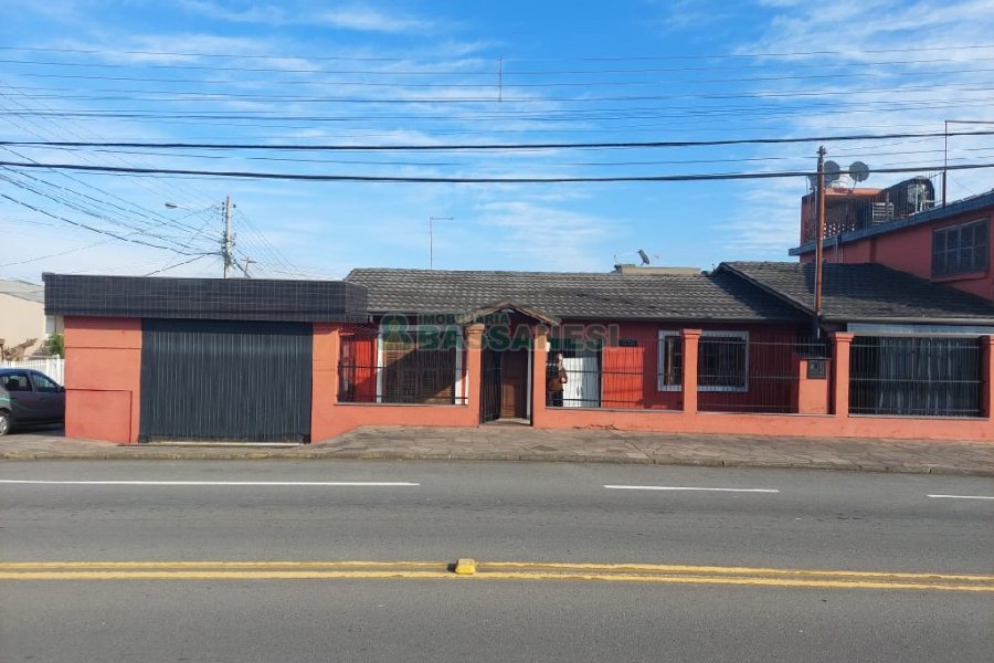 Casa com 256m², 5 dormitórios, 1 vaga, no bairro Esplanada em Caxias do Sul para Comprar