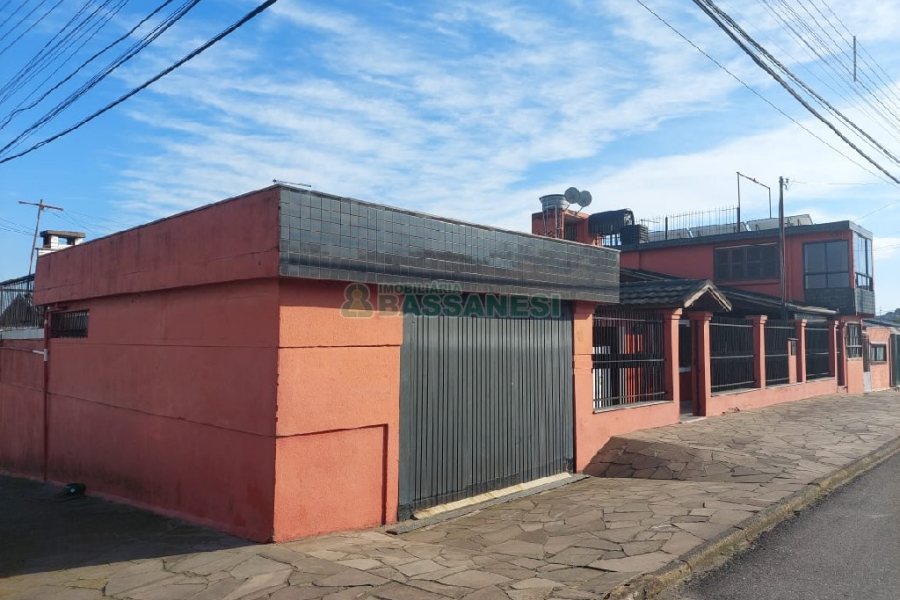 Casa com 256m², 5 dormitórios, 1 vaga, no bairro Esplanada em Caxias do Sul para Comprar