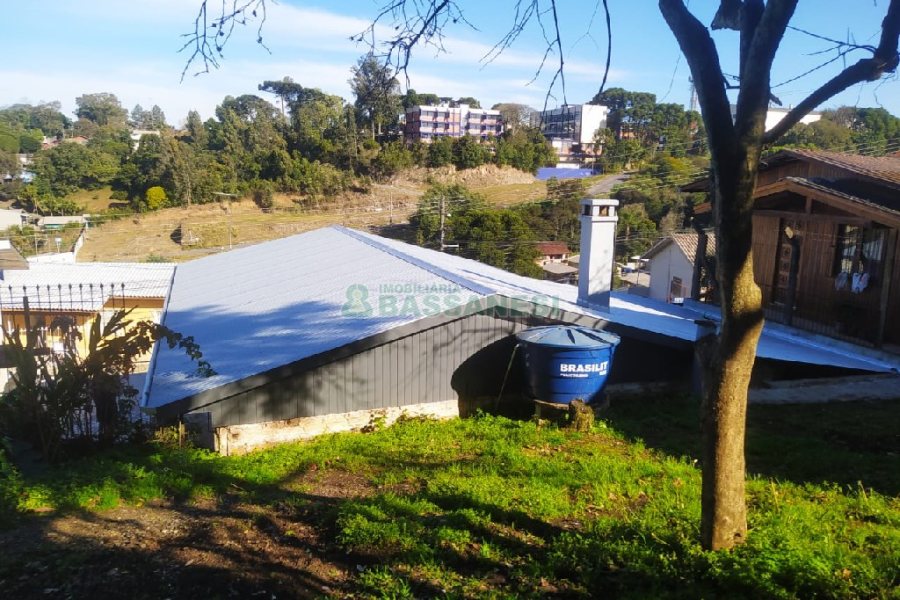 Casa com 60m², 2 dormitórios, 1 vaga, no bairro Rio Branco em Caxias do Sul para Comprar