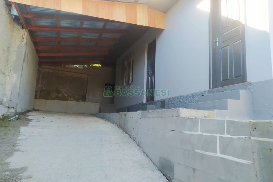 Casa com 60m², 2 dormitórios, 1 vaga, no bairro Rio Branco em Caxias do Sul para Comprar