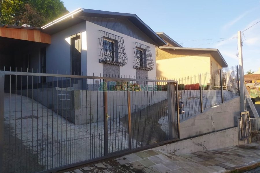 Casa com 60m², 2 dormitórios, 1 vaga, no bairro Rio Branco em Caxias do Sul para Comprar
