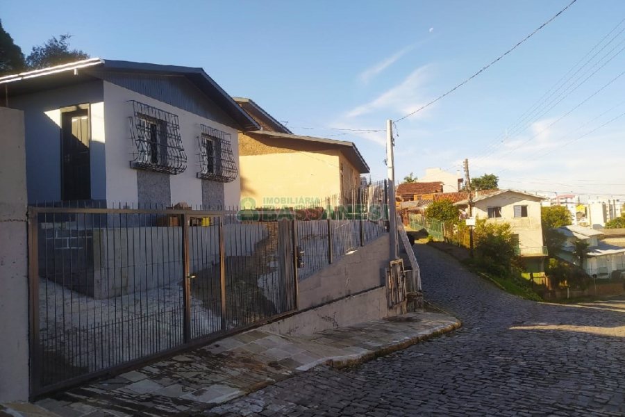 Casa com 60m², 2 dormitórios, 1 vaga, no bairro Rio Branco em Caxias do Sul para Comprar