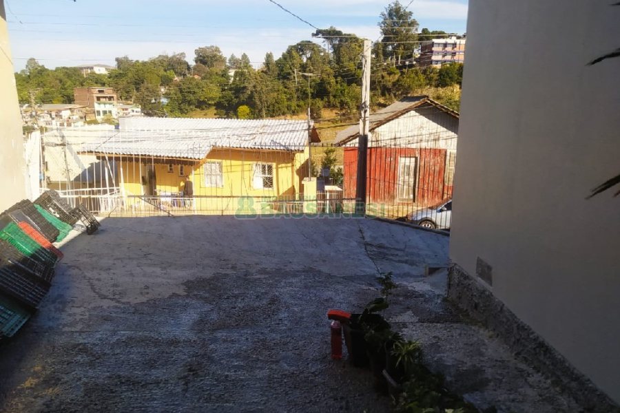 Casa com 60m², 2 dormitórios, 1 vaga, no bairro Rio Branco em Caxias do Sul para Comprar