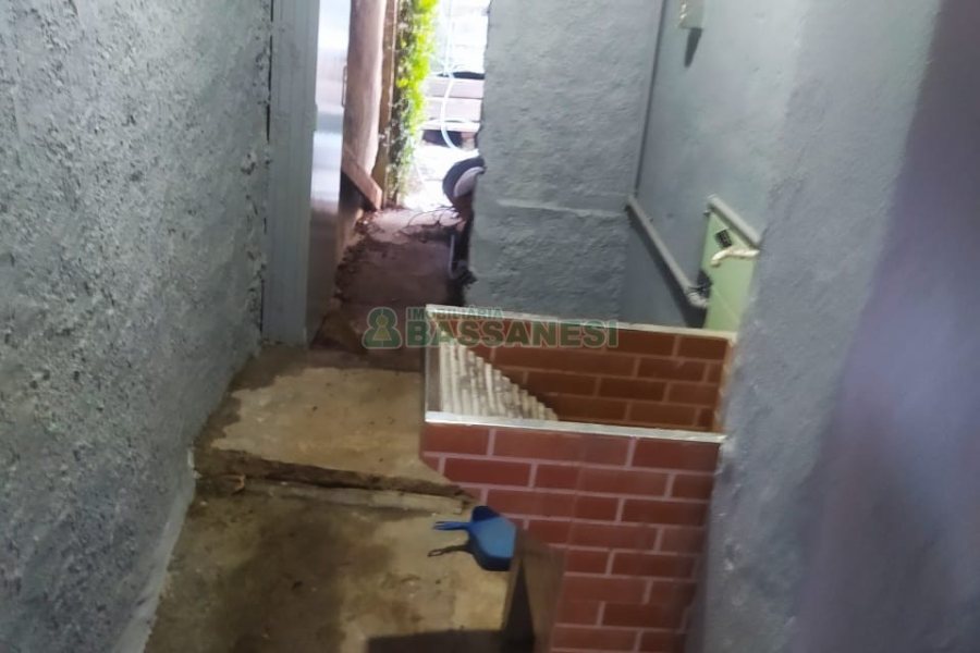 Casa com 60m², 2 dormitórios, 1 vaga, no bairro Rio Branco em Caxias do Sul para Comprar
