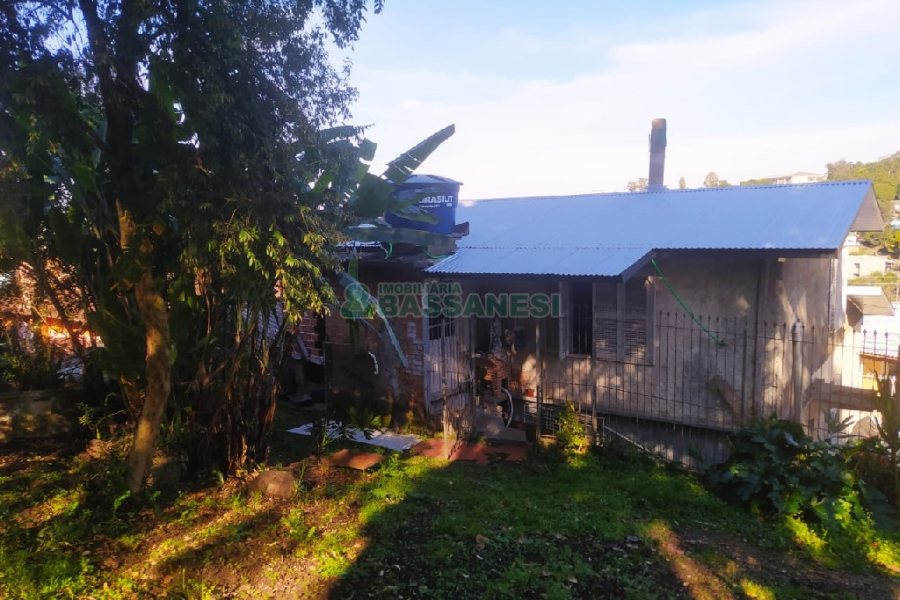 Casa com 60m², 2 dormitórios, 1 vaga, no bairro Rio Branco em Caxias do Sul para Comprar