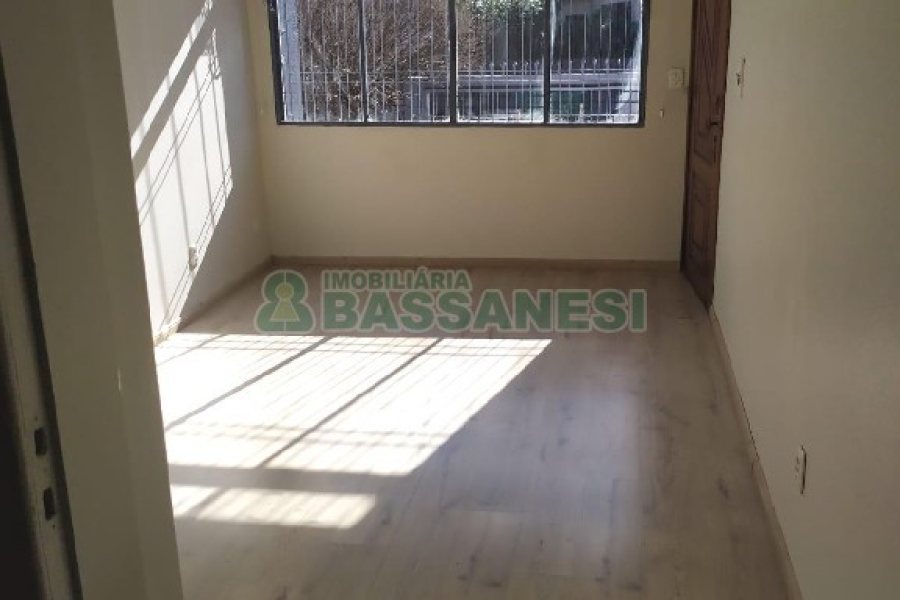 Casa Comercial com 280m², 3 dormitórios, 1 vaga, no bairro Medianeira em Caxias do Sul para Alugar