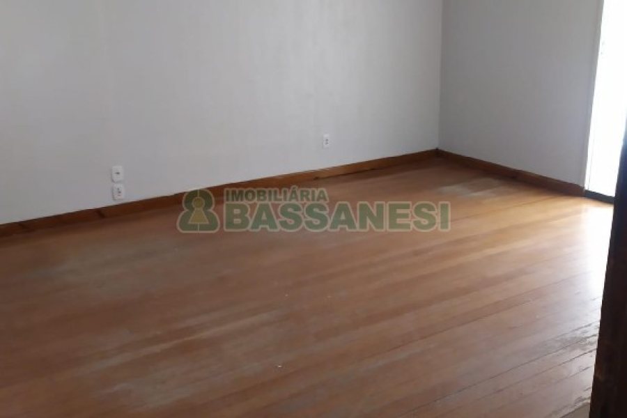 Casa Comercial com 280m², 3 dormitórios, 1 vaga, no bairro Medianeira em Caxias do Sul para Alugar