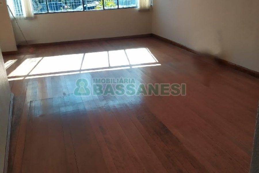 Casa Comercial com 280m², 3 dormitórios, 1 vaga, no bairro Medianeira em Caxias do Sul para Alugar