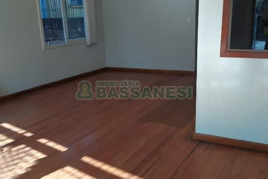 Casa Comercial com 280m², 3 dormitórios, 1 vaga, no bairro Medianeira em Caxias do Sul para Alugar
