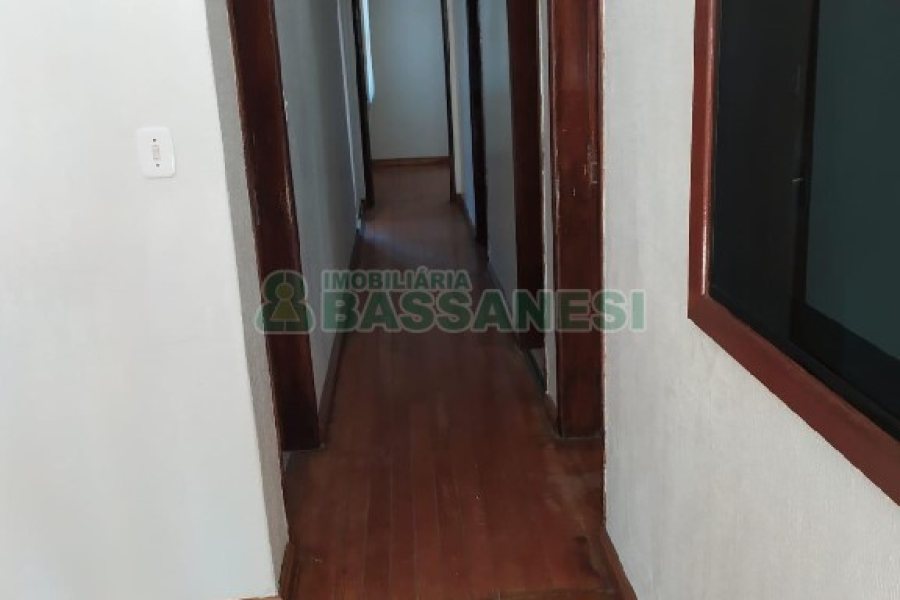 Casa Comercial com 280m², 3 dormitórios, 1 vaga, no bairro Medianeira em Caxias do Sul para Alugar