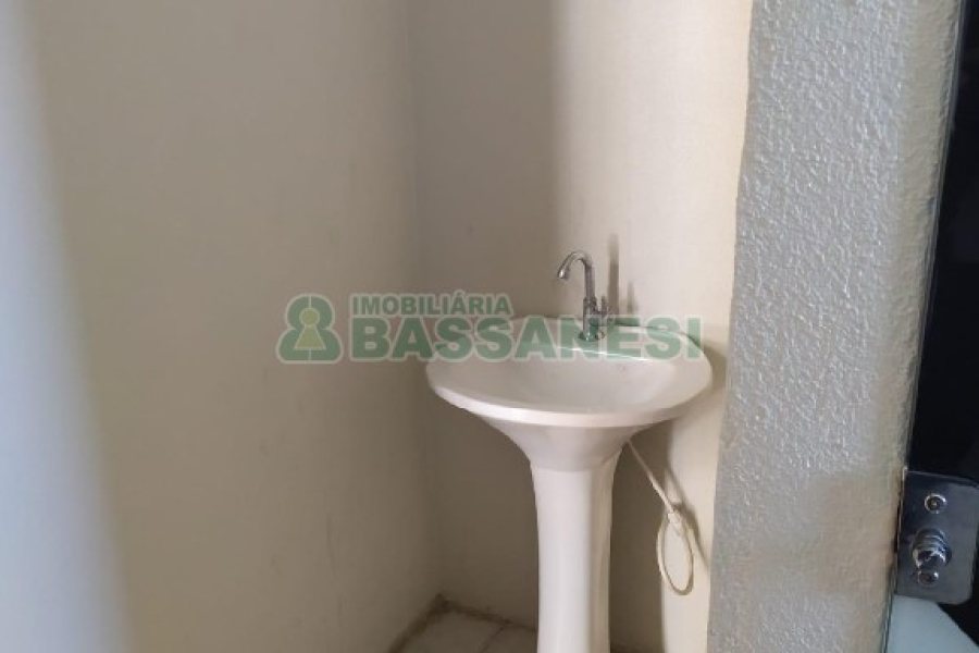 Casa Comercial com 280m², 3 dormitórios, 1 vaga, no bairro Medianeira em Caxias do Sul para Alugar