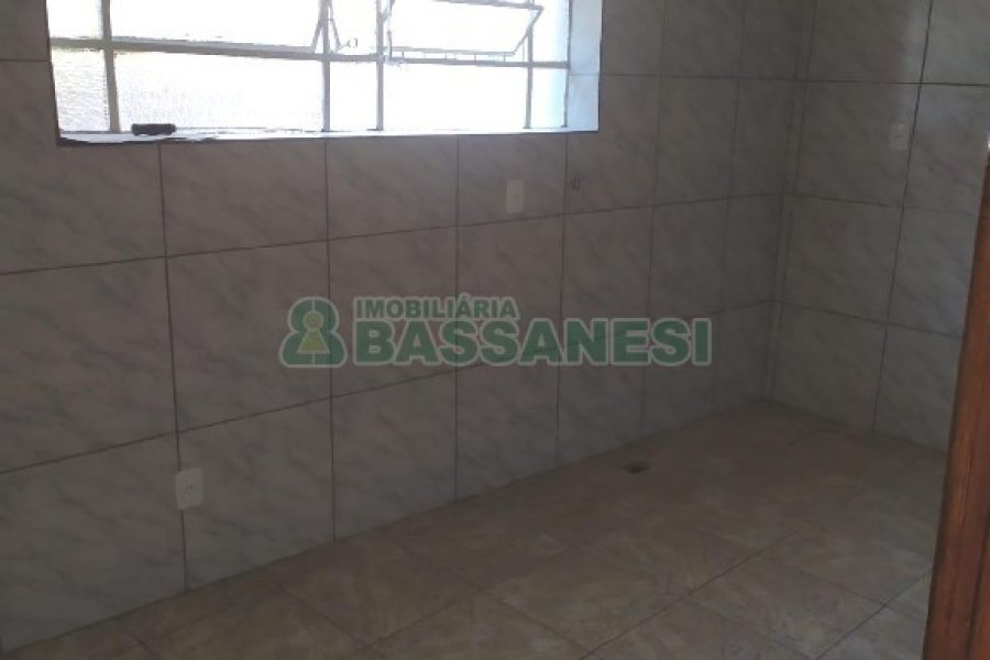 Casa Comercial com 280m², 3 dormitórios, 1 vaga, no bairro Medianeira em Caxias do Sul para Alugar