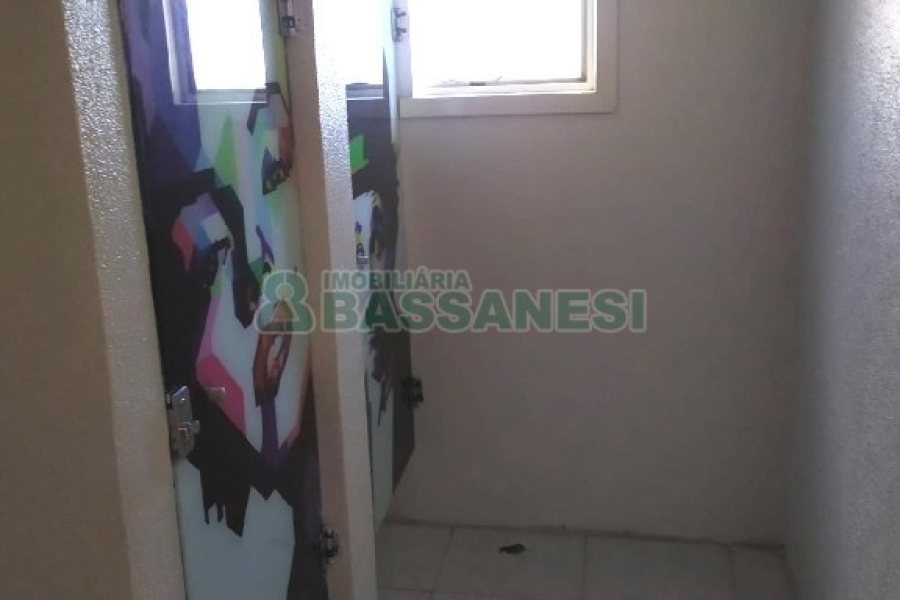 Casa Comercial com 280m², 3 dormitórios, 1 vaga, no bairro Medianeira em Caxias do Sul para Alugar