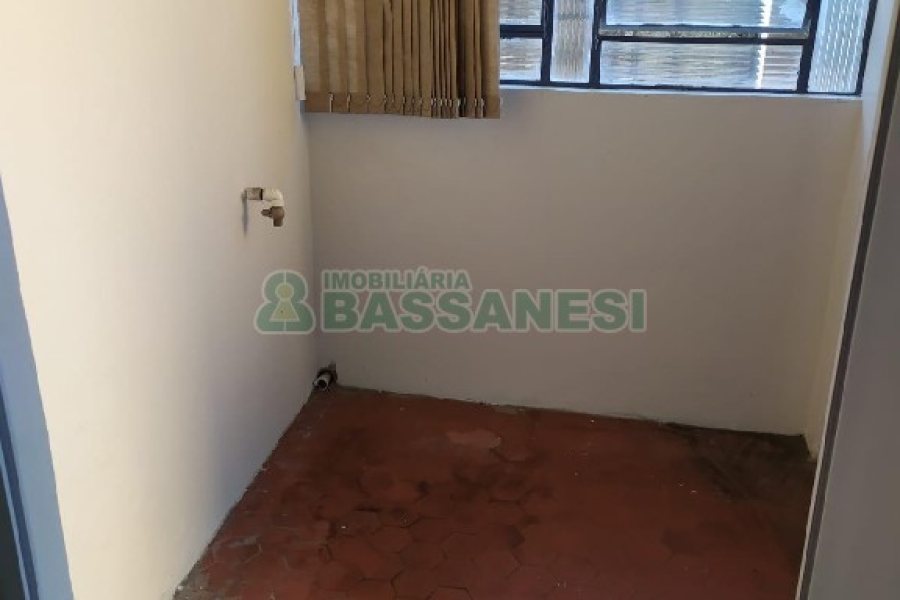 Casa Comercial com 280m², 3 dormitórios, 1 vaga, no bairro Medianeira em Caxias do Sul para Alugar