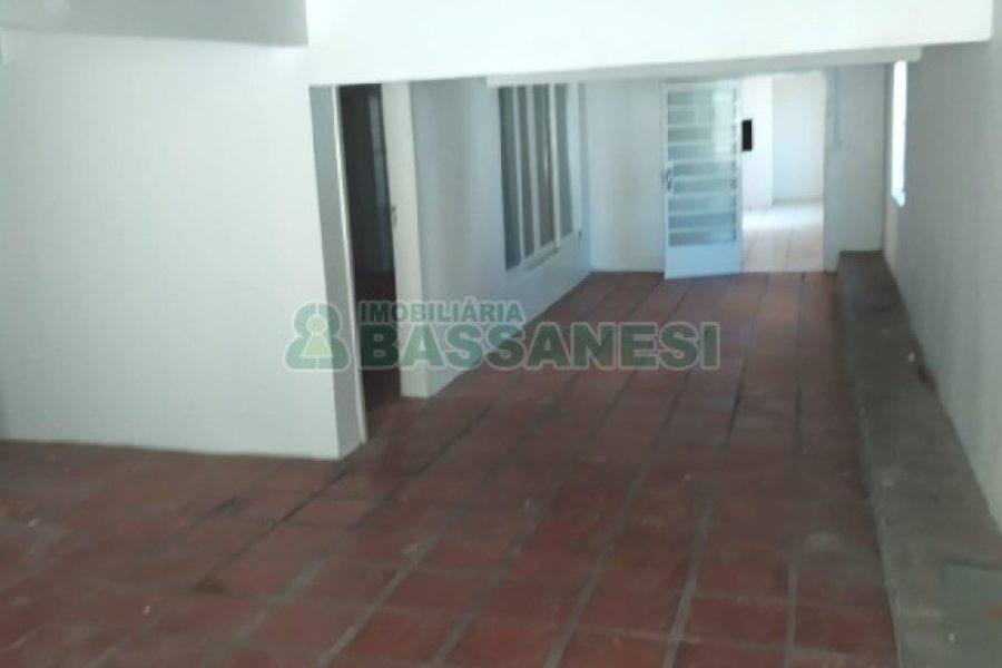 Casa Comercial com 280m², 3 dormitórios, 1 vaga, no bairro Medianeira em Caxias do Sul para Alugar