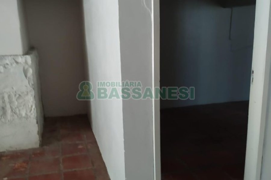 Casa Comercial com 280m², 3 dormitórios, 1 vaga, no bairro Medianeira em Caxias do Sul para Alugar