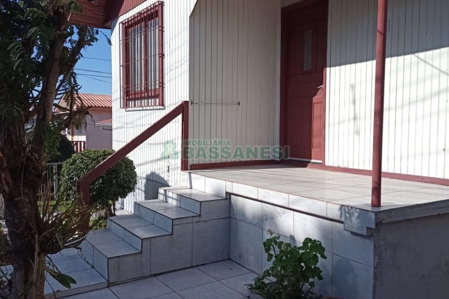 Casa com 90m², 2 dormitórios, 1 vaga, no bairro Kayser em Caxias do Sul para Comprar