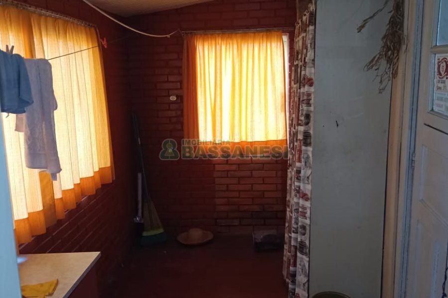Casa com 90m², 2 dormitórios, 1 vaga, no bairro Kayser em Caxias do Sul para Comprar