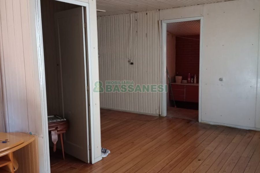 Casa com 90m², 2 dormitórios, 1 vaga, no bairro Kayser em Caxias do Sul para Comprar