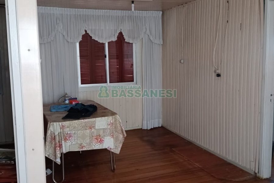Casa com 90m², 2 dormitórios, 1 vaga, no bairro Kayser em Caxias do Sul para Comprar