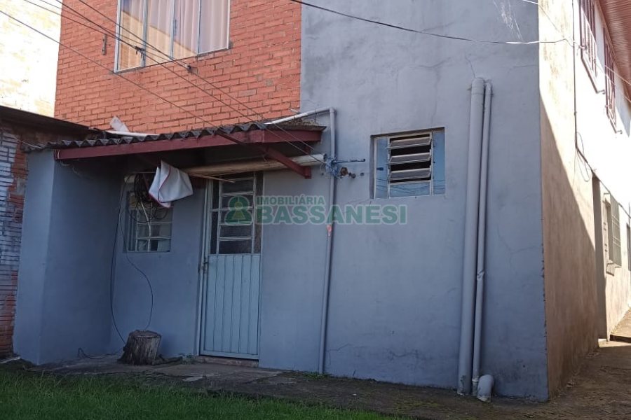 Casa com 90m², 2 dormitórios, 1 vaga, no bairro Kayser em Caxias do Sul para Comprar