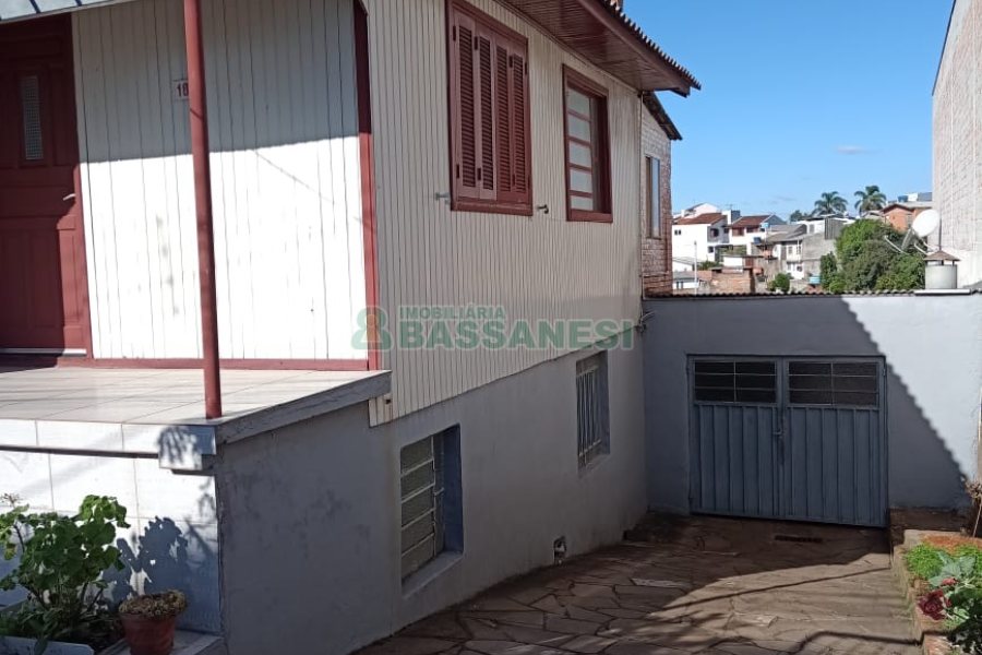 Casa com 90m², 2 dormitórios, 1 vaga, no bairro Kayser em Caxias do Sul para Comprar