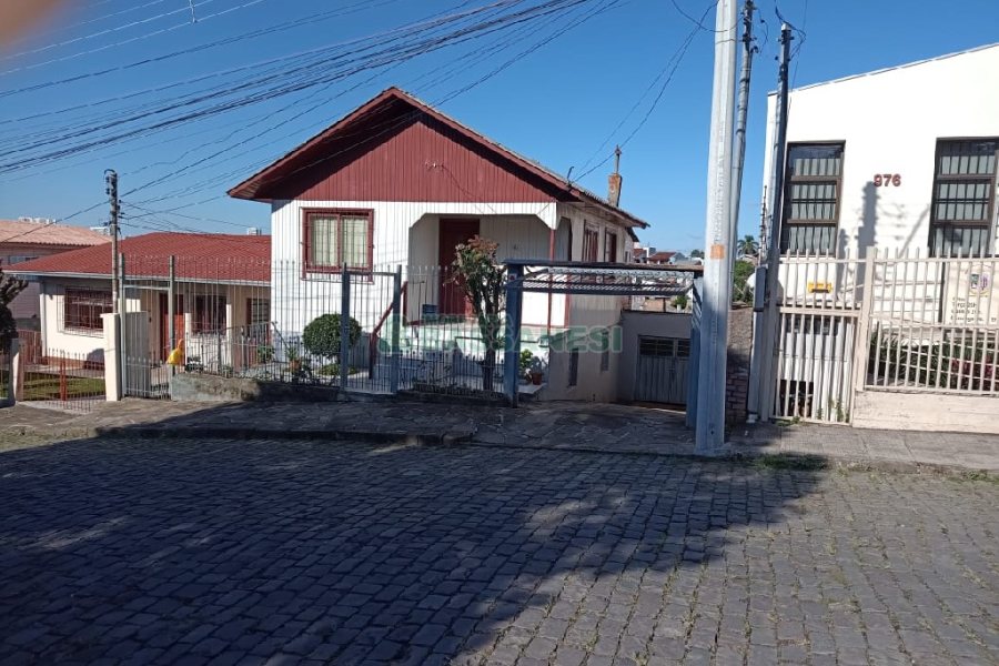 Casa com 90m², 2 dormitórios, 1 vaga, no bairro Kayser em Caxias do Sul para Comprar