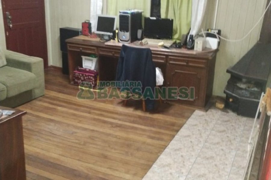 Casa com 302m², 3 dormitórios, 1 vaga, no bairro Planalto em Caxias do Sul para Comprar