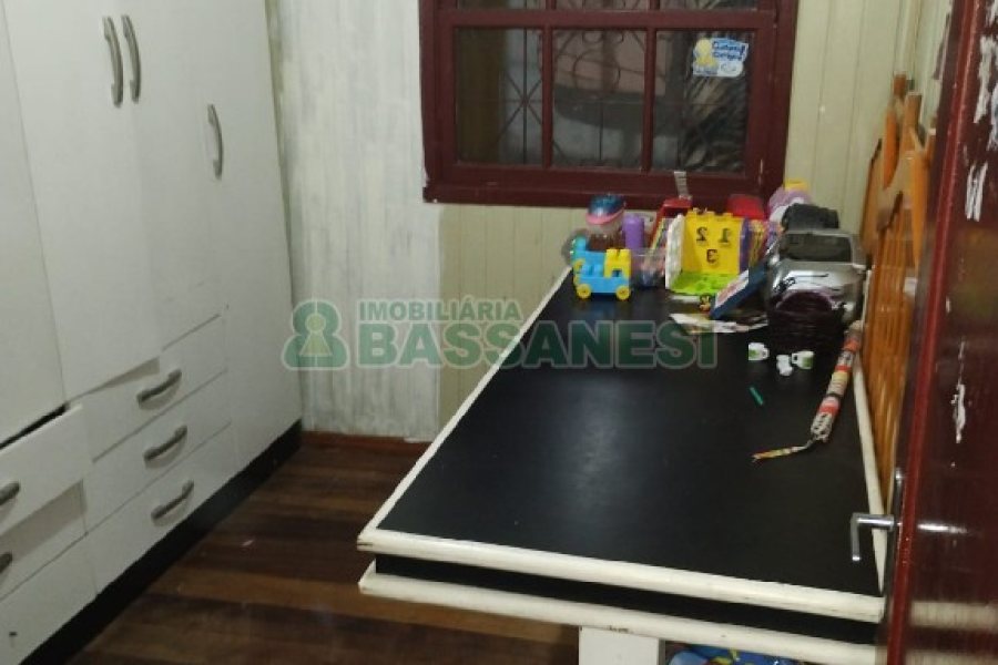 Casa com 302m², 3 dormitórios, 1 vaga, no bairro Planalto em Caxias do Sul para Comprar