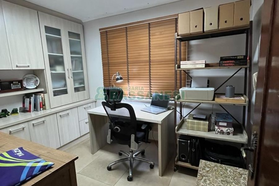 Casa com 282m², 3 dormitórios, 3 vagas, no bairro Interlagos em Caxias do Sul para Comprar