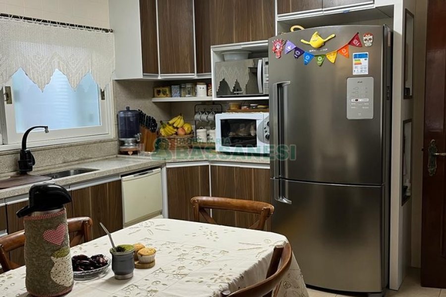 Casa com 282m², 3 dormitórios, 3 vagas, no bairro Interlagos em Caxias do Sul para Comprar