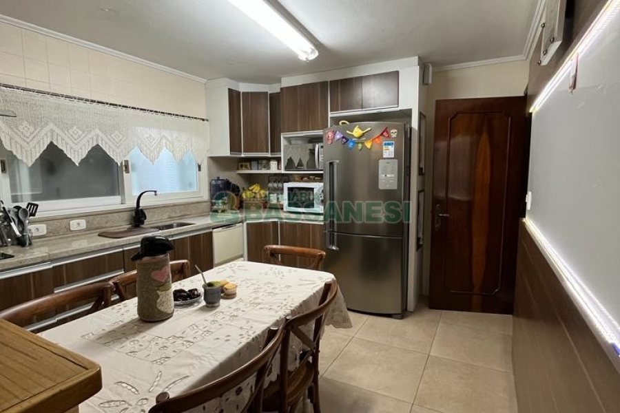 Casa com 282m², 3 dormitórios, 3 vagas, no bairro Interlagos em Caxias do Sul para Comprar