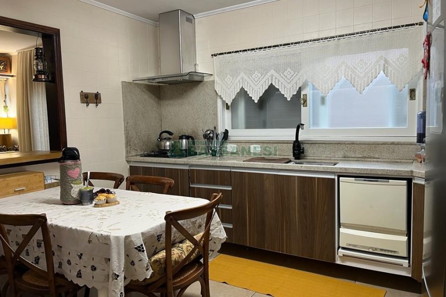 Casa com 282m², 3 dormitórios, 3 vagas, no bairro Interlagos em Caxias do Sul para Comprar